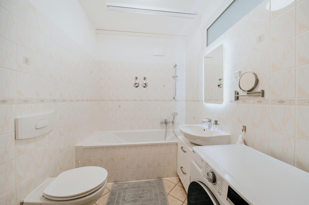 Blissplace 3 Zi Premium Apartment Nahe Getec Arena Mit Kingsize Betten Und Balkon Magdeburg Exterior photo